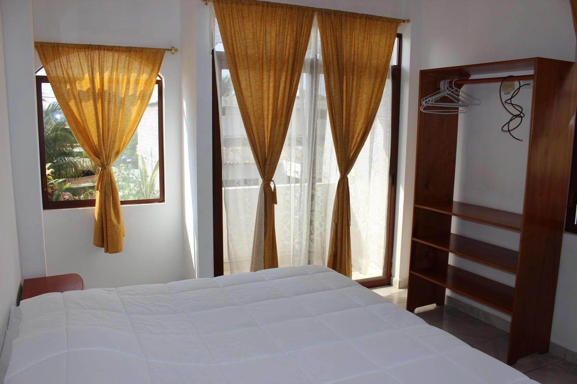 Galapagos Best Hostel Puerto Ayora  Ngoại thất bức ảnh