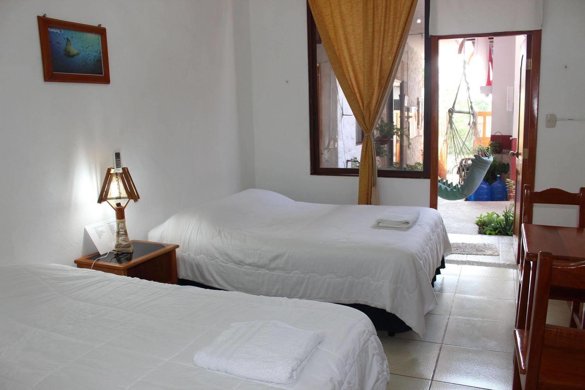 Galapagos Best Hostel Puerto Ayora  Ngoại thất bức ảnh