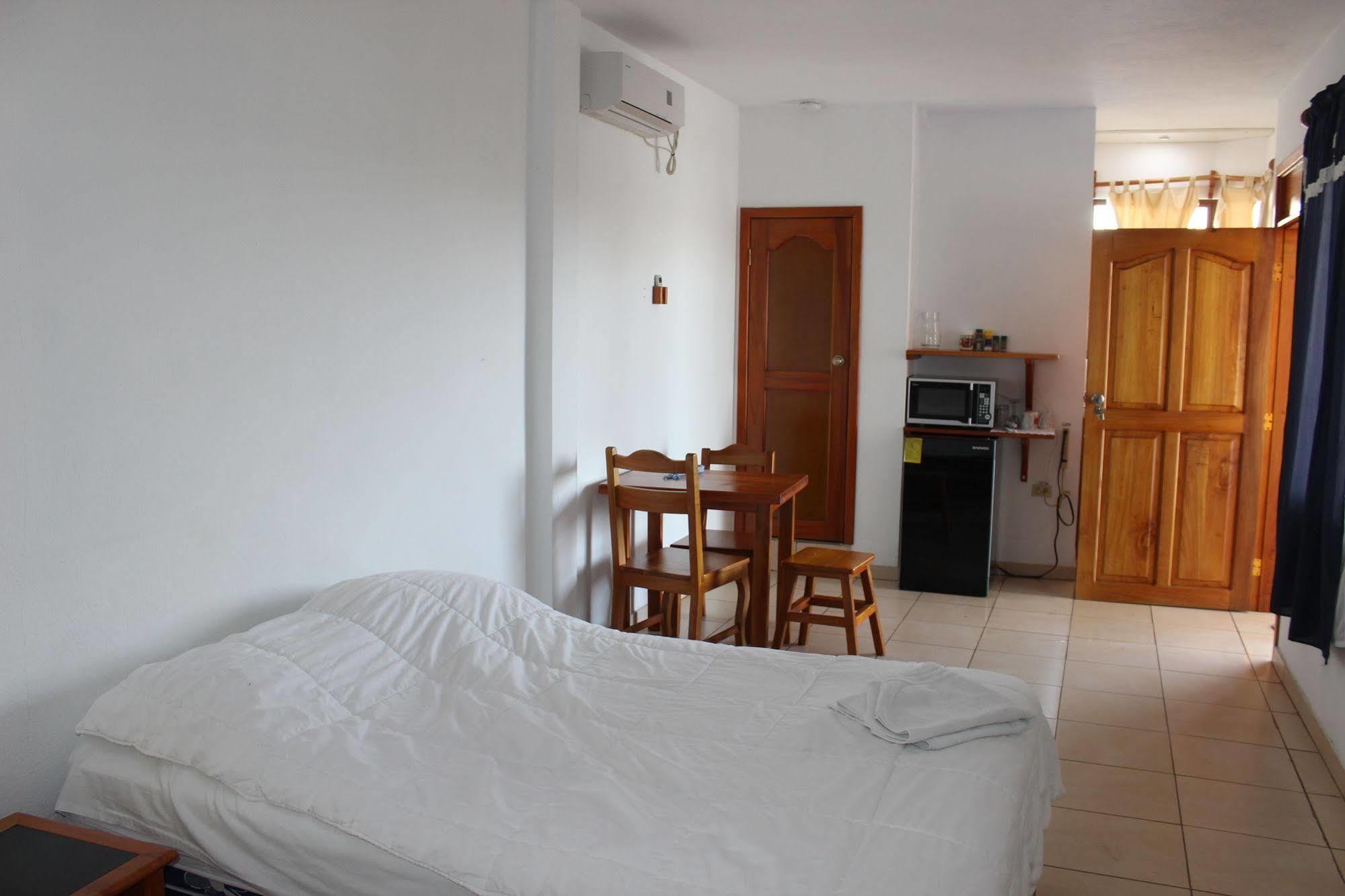 Galapagos Best Hostel Puerto Ayora  Ngoại thất bức ảnh